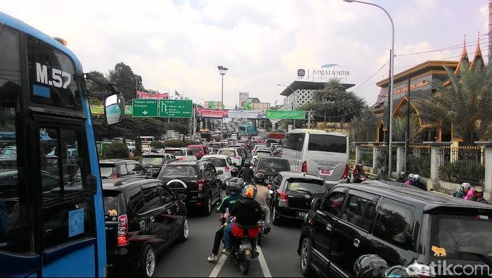 Puncak Overload Wisatawan Disarankan Kembali ke Jakarta