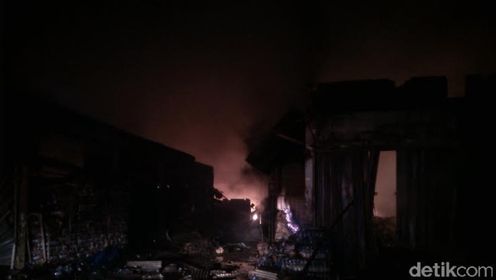 Kebakaran Pasar Gedebage Bandung Hanguskan Sekitar 100 Kios