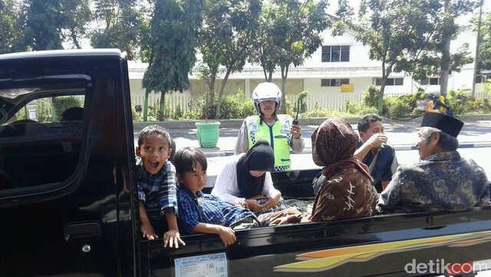 Bawa Penumpang Silaturahmi Lebaran, Mobil Bak Terbuka Ditilang