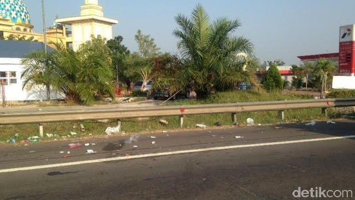Iiih! Pengendara Mobil di Tol Cipularang Suka Buang Sampah Sembarangan