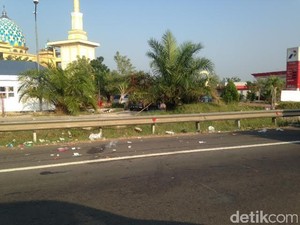 Iiih! Pengendara Mobil di Tol Cipularang Suka Buang Sampah Sembarangan
