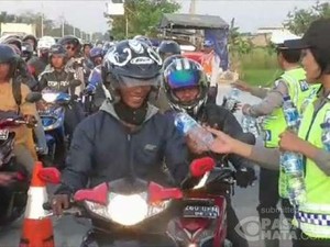 Arus Balik Pemotor Padati Karawang, Polwan Cantik Bagi-bagi Minuman