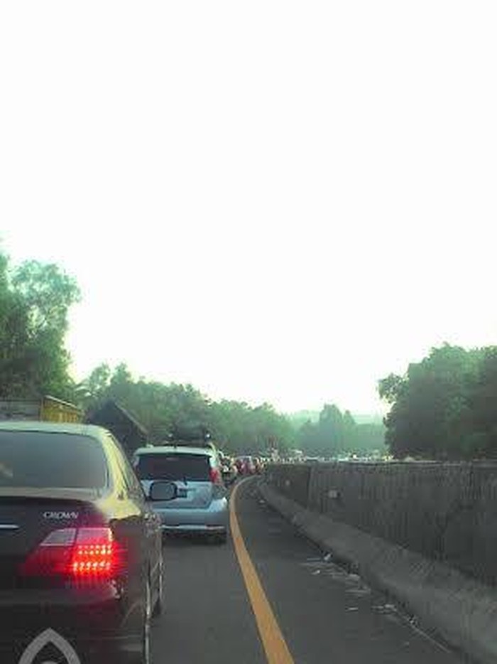 Hingga Hari Terang, Tol Cipularang Arah Jakarta Macet