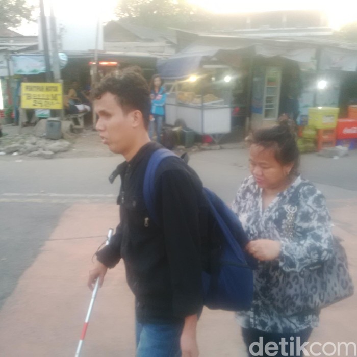 Pasangan Tunanetra Pulang Mudik, Kalian Luar Biasa!