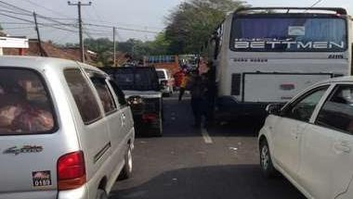 Jalur Menyempit, Lalin Ciawi Tasik-Bandung Macet Parah