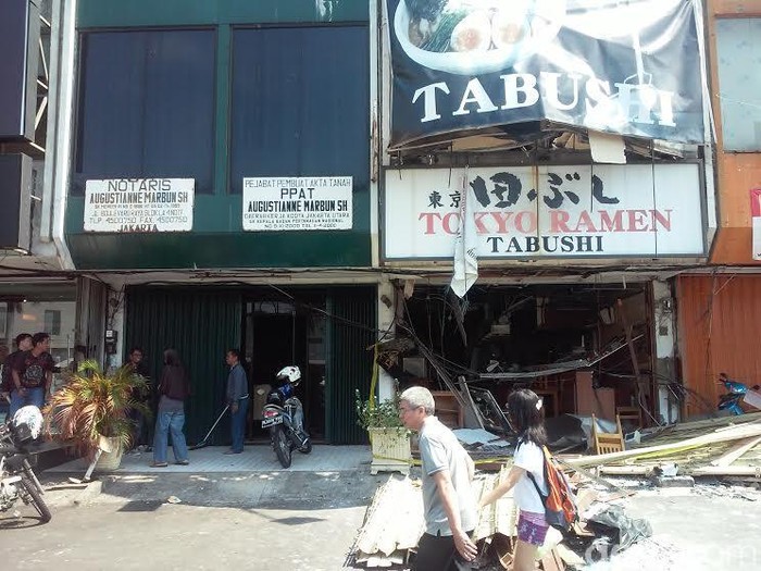Restoran Tabushi yang Terbakar di Kelapa Gading Jadi Tontonan Warga