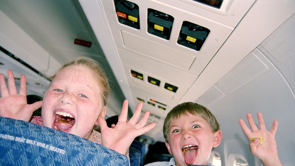 Tak Perlu Emosi, Ini Cara Hadapi Anak Rewel di Pesawat