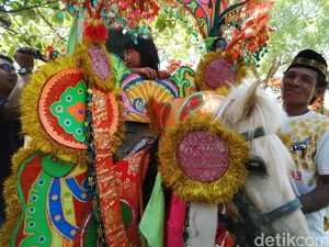 Libur Lebaran, Asyiknya Naik Kuda Kencak di Probolinggo