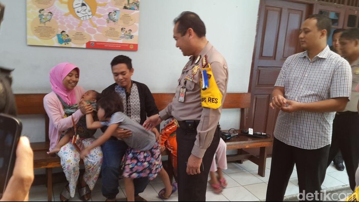Diajak Polisi Jalan-jalan ke Mal, Sintya Minta Sepatu Roda