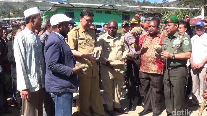 Batu Pertama Pembangunan Kembali Musala dan Kios di Tolikara