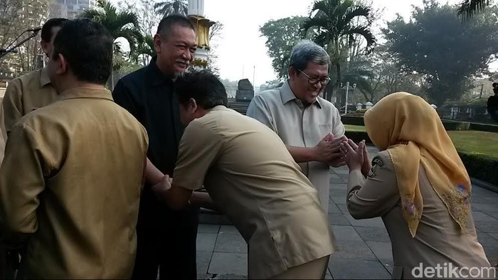 Apel Hari Pertama Usai Libur Lebaran, Aher: Enggak Ada yang Bolos!