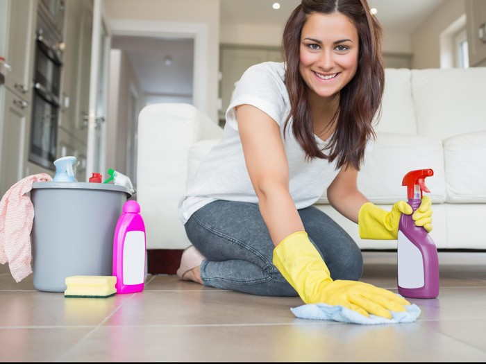 ilustrasi bersihkan rumah Woman kneeling at the floor cleaning