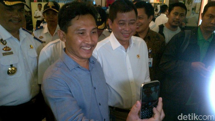 Pantau Bandara Semarang, Menteri Jonan Jadi Rebutan Selfie
