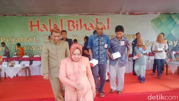 Walikota Surabaya Tri Rismaharini behalal bi halal di Balai Kota, 2017 