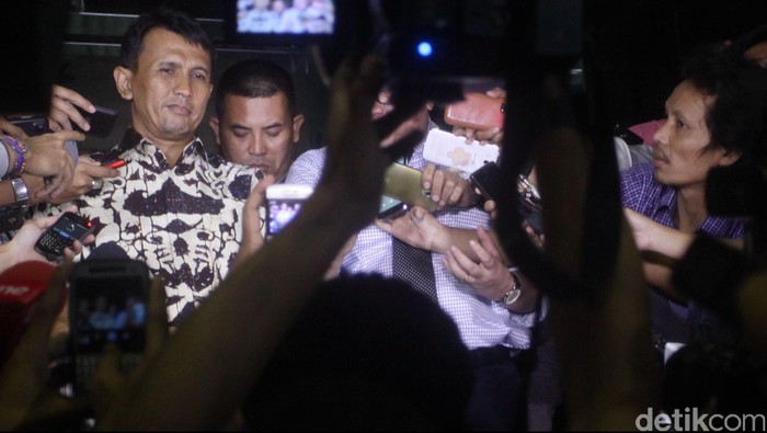 Anak Buah Gubernur Gatot Diperiksa 12 Jam, HP Langsung Disita KPK