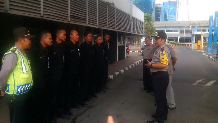 Kapolsek Kebon Jeruk Cek Kesiapan Satpam Gedung Perkantoran Lakukan Pengamanan