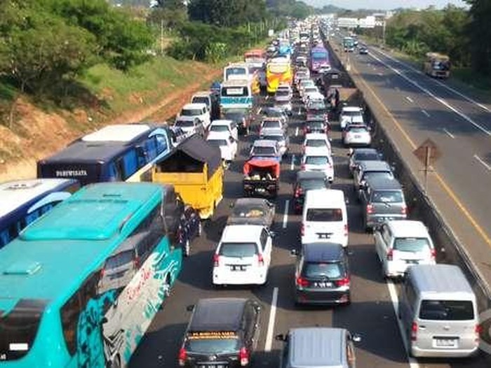 Tol Cikampek KM 66 Arah Jakarta Macet 14 Kilometer