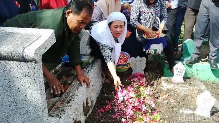 Jenazah Subkhan Korban Longsor Air Terjun Sedudo Dimakamkan