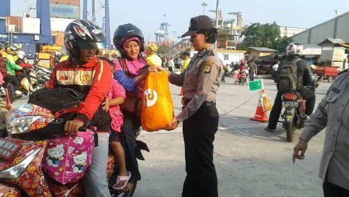 Saat Polwan Bantu Layani Pemudik di Pelabuhan Tanjung Priok