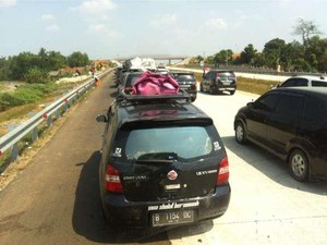 Macet Panjang, Tol Cikampek KM 65 Diberlakukan Contraflow
