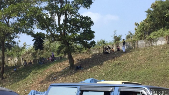 Rest Area di Cikampek Penuh, Pengendara Istirahat di Bawah Pohon