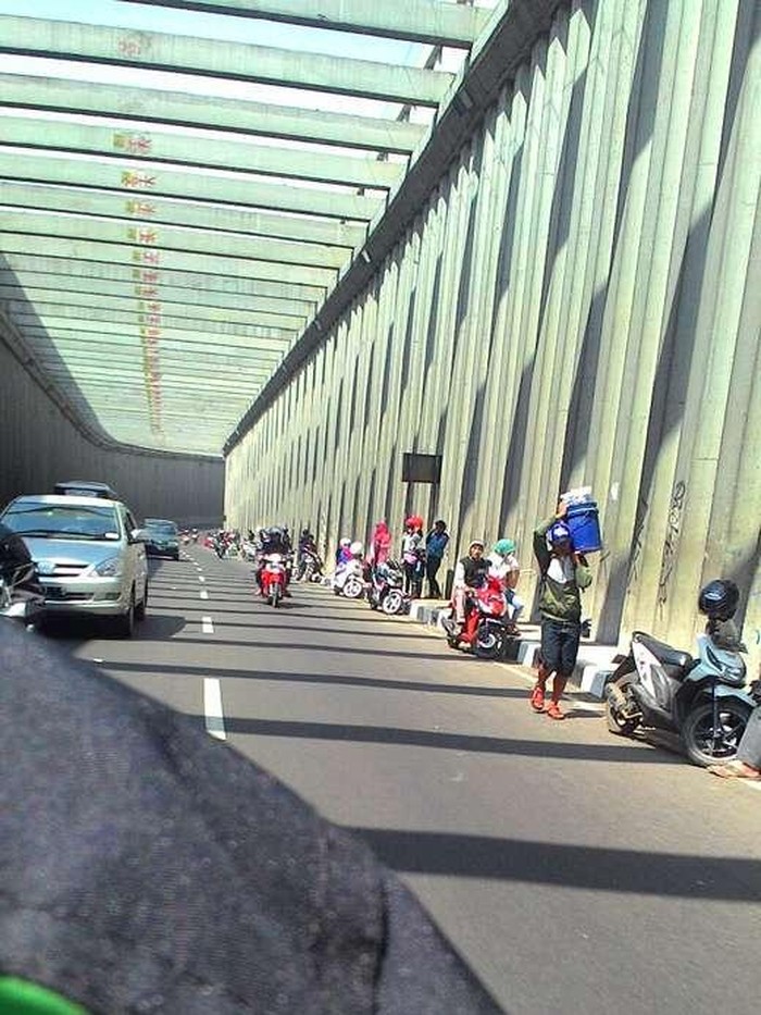 Penampakan Pemudik Bermotor Berselfie Ria di Terowongan Nagreg