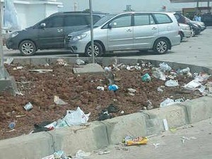 Kebiasaan Membuang Sampah Sembarangan Mereka yang Bermobil di Tol Cipularang