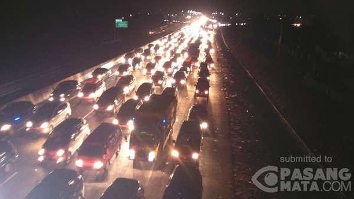 Begini Penampakan Antrean 8 Km di Exit Tol Cipali Saat Tengah Malam