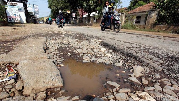 Kemana Aparat Pemkab Bogor? Jalan Raya Nagrak-Ciangsana Rusak Parah Nih
