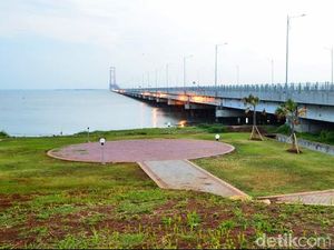 Mulai Hari Ini Tarif Suramadu untuk Kendaraan Roda Empat Turun 50 %