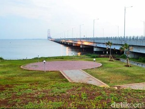 Gubernur Jatim Minta Presiden Jokowi Gratiskan Jembatan Suramadu