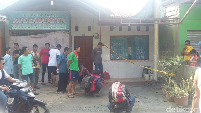 Warga Sawangan Depok Tonton Sumur yang Keluarkan Gas dan Lumpur