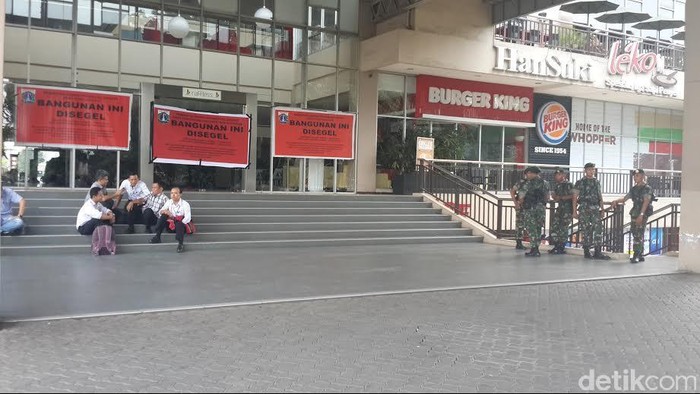 Mal Tebet Green Disegel, Pegawai Kebingungan