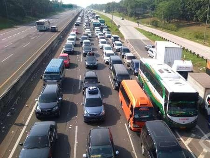 Kelelahan, Pemudik Serbu Rest Area KM 62 dan KM 52 Tol Cikampek-Jakarta