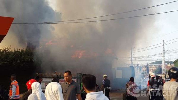 Tempat Parkir Motor di Luar Stasiun Bogor Terbakar, Perjalanan KA Aman