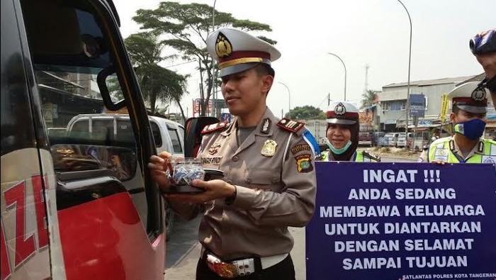 Cegah Kecelakaan Arus Balik di Tol Balaraja, Polantas Ajak Sopir Senam Ringan