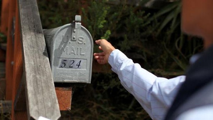 Aksi Heroik Tukang Pos Selamatkan Pria Sakit yang Terkurung di Rumah