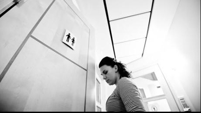 Cara Meminimalisir Risiko Infeksi Kuman dan Bakteri Saat Pakai Toilet Umum