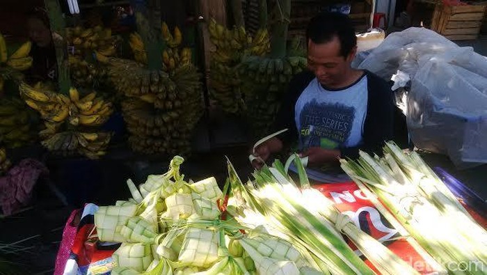 Lebaran Ketupat Bikin Tebal Kocek Pedagang Janur