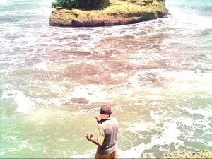 Melihat dari Dekat Bukit di Pinggir Pantai yang Jadi Lokasi Gilang Bunuh Istrinya