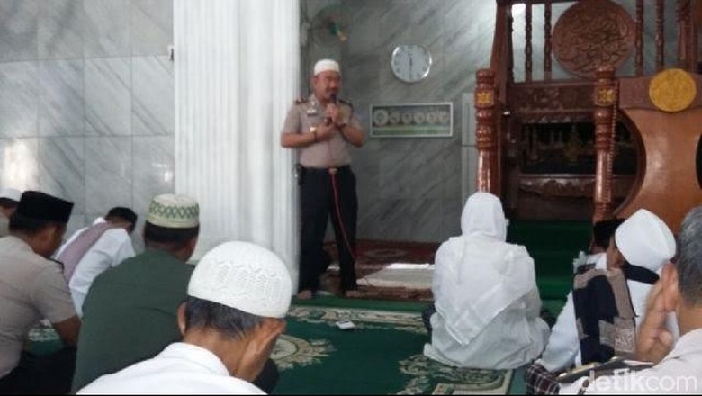 Doakan Tolikara, Polisi dan Ratusan Massa FPI di Tangerang Gelar Istigosah Doakan Tolikara, Polisi dan Ratusan Massa FPI di Tangerang Gelar Istigosah