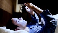 Alasan Tak Boleh Main Gadget Sebelum Tidur, Dokter Sebut Bisa Picu Kondisi Ini