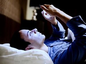 Alasan Tak Boleh Main Gadget Sebelum Tidur, Dokter Sebut Bisa Picu Kondisi Ini