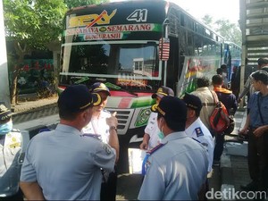 Sebelum Berangkat, Sopir Bus Angkutan Lebaran di Jatim Wajib Tes Urine