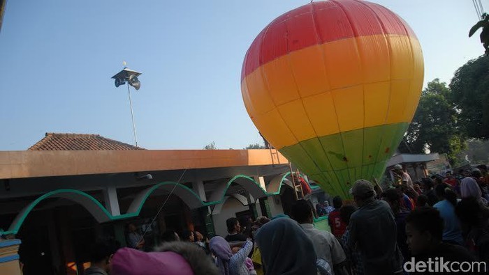 Warga Jombang Terbangkan Balon Udara Raksasa Peringati Tradisi