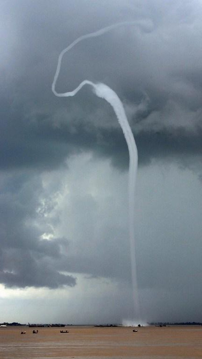 Mirip di Sumbar, Ini Penampakan Waterspout di Berbagai Belahan Dunia