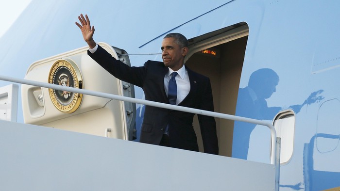 U.S. President Barack Obama waves as he boards Air Force One for travel to Kenya and Ethiopia from Joint Base Andrews, Maryland July 23, 2015. Obama will land in Kenya on Friday with a mission to strengthen U.S. security and economic ties, but his personal connection to his fathers birthplace will dominate a trip that Kenyans view as a native son returning home. REUTERS/Jonathan Ernst      TPX IMAGES OF THE DAY