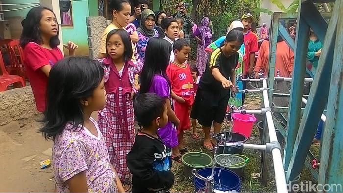 Kekeringan, Puluhan Warga di Bogor Antre Air Bersih