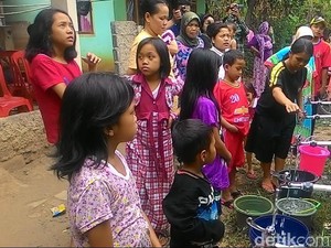 Kekeringan, Puluhan Warga di Bogor Antre Air Bersih