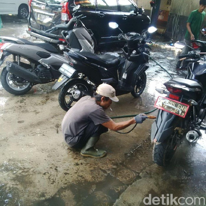 Musim Kemarau, Tempat Cuci Mobil di Jakarta Tak Kekurangan Air